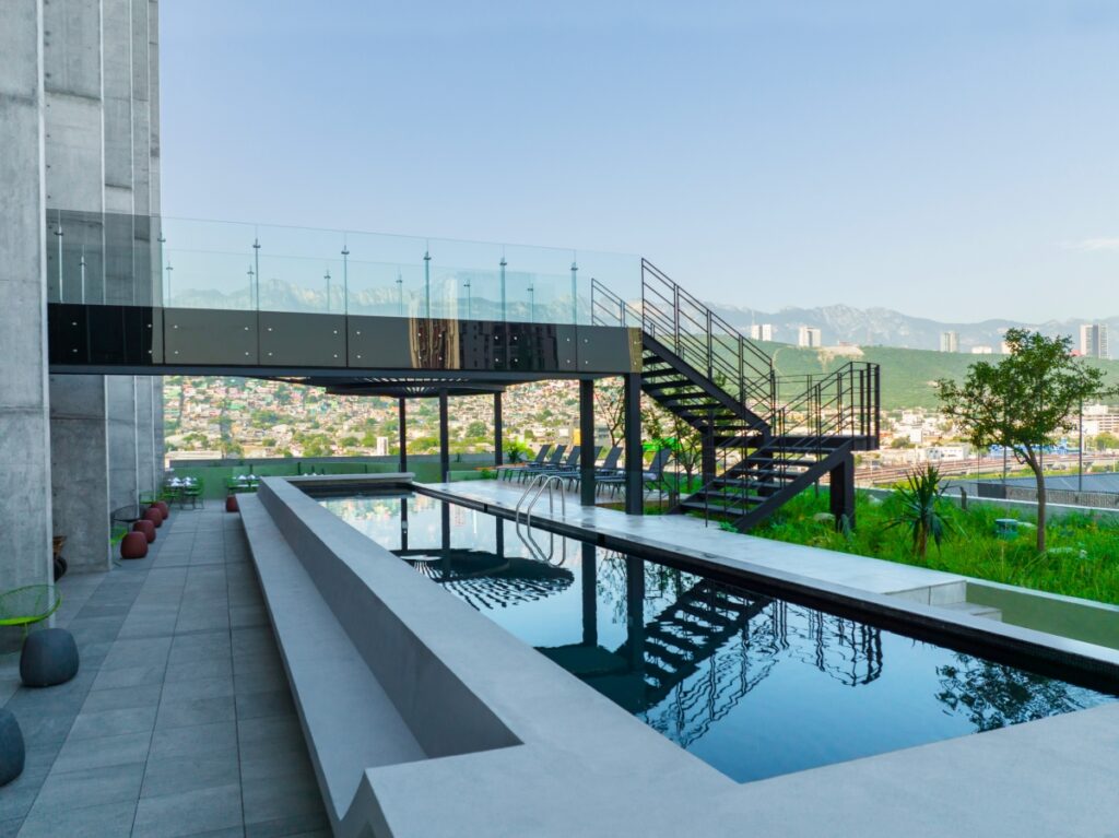 Refréscate en la piscina tipo carril al aire libre de este hotel de negocios