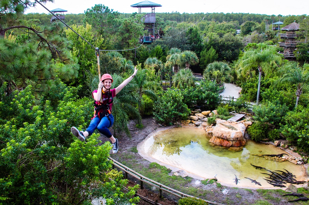 Volando en la tirolesa del parque Gatorland