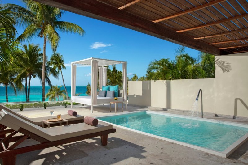 Imagínate en el hotel Dreams Sands Cancún Resort and Spa, ubicado frente a un tramo de 200 metros de playa prístina y agua azul turquesa en el corazón de la zona hotelera de Cancún. Pasa tus mejores vacaciones en mucho tiempo frente a la playa un extraordinario resort todo incluido. Así sentirás tus días de viaje en el caribe mexicano.