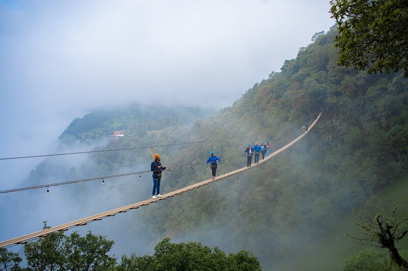 Puente Colgante Tibetano Nuboso